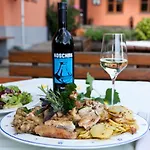 Koschak Wirt & Weinbauer イン